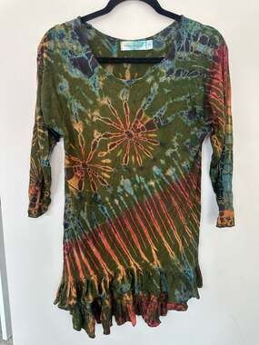 Urban Mangoz Tunic Top Size XL Green Tie Dye Ruffle Hem 3/4 Sleeve